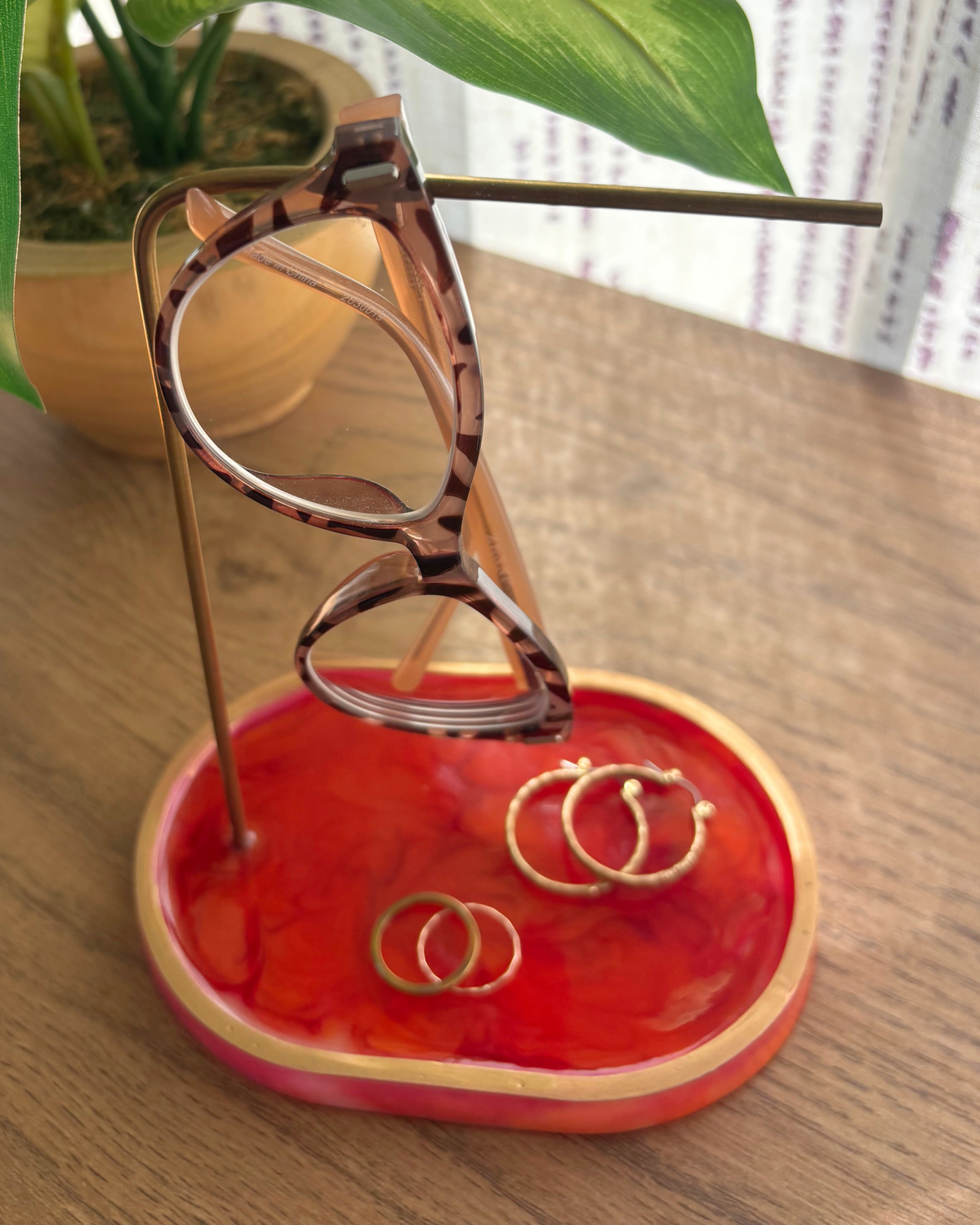 Red + Gold Resin Glasses Holder